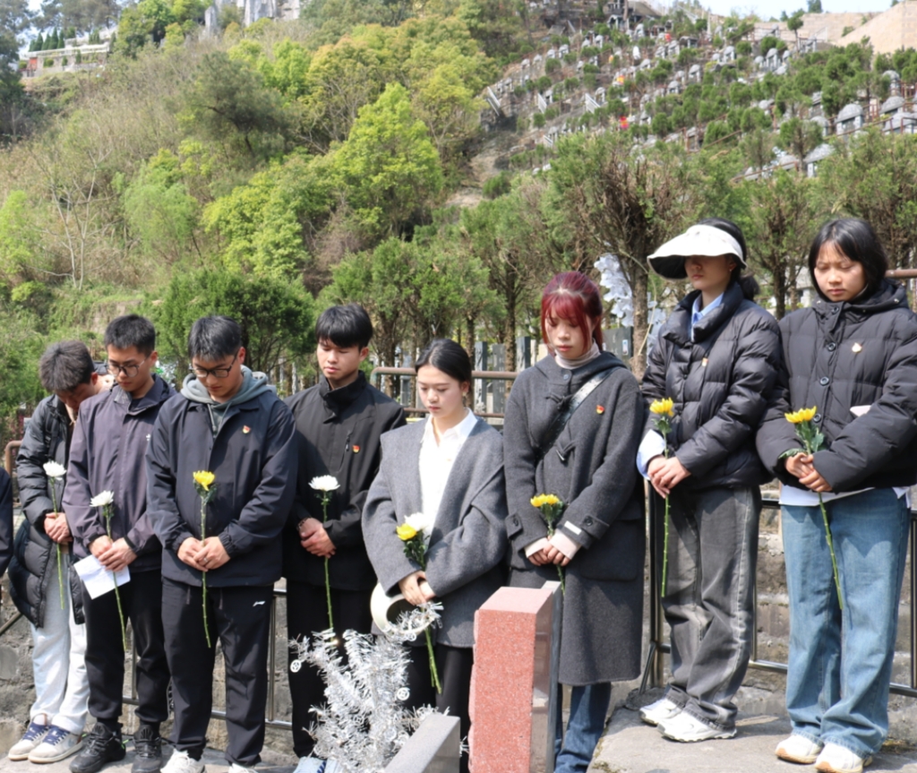 重庆师范大学体育与健康科学学院师生清明节祭奠王红旭烈士。受访单位供图