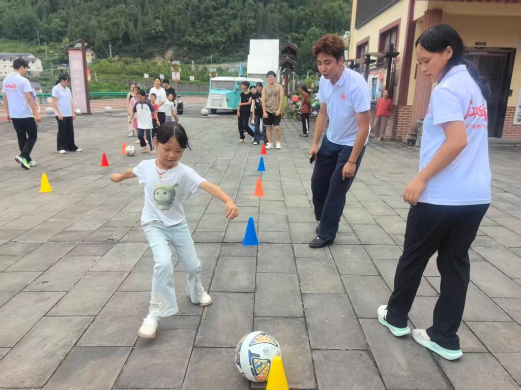 志愿者带着孩子们开展趣味足球游戏。受访者供图